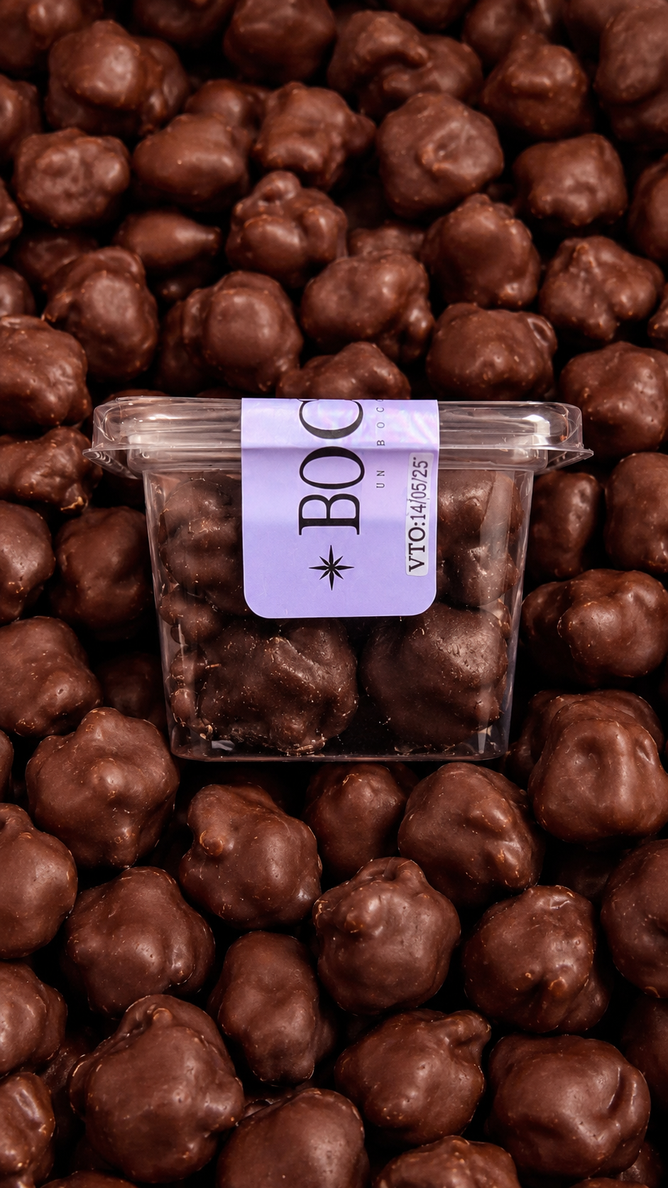 Pote de CHOCONUEZ sobre un fondo de piezas de chocolate